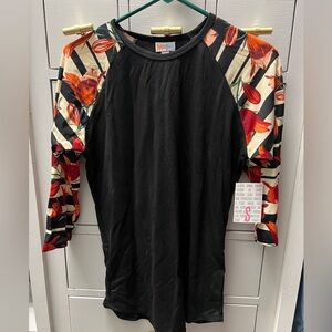 NWT LuLaRoe Randy Top Size S
3/4 sleeves